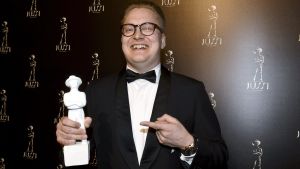 Filmen Armomurhaaja fick pris för bästa manuskript på Jussigalan i mars 2018. Teemu Nikki, regissör och manuskriptförfattare, tog emot priset. Regissören och manusskribenten Teemu Nikki med den Jussi-statyett han fick för bästa manus till filmen Armomurhaaja i mars 2018.