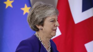 Storbritanniens premiärminister Theresa May har en stor roll i förhandlingarna om Brexit. Theresa May i profil, i bakgrunden EU:s och Storbritanniens flaggor.