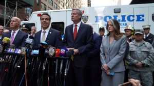 New Yorks högste polischef James O'Neill, staten New Yorks guvernör Andrew Cuomo och New Yorks borgmästare Bill de Blasio talade utanför Time Warners komplex efter att en brevbomb upptäcktes i byggnaden. New Yorks högste polischef James O'Neill, staten New Yorks guvernör Andrew Cuomo och New Yorks borgmästare Bill de Blasio utanför Time Warners komplex efter att en brevbomb upptäcktes i byggnaden.