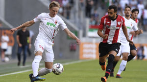 Fredrik Jensen i Augsburg-tröjan. Fredrik Jensen i farten mot Mikel Balenziaga.