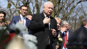 Jarosław Kaczyński och Lag och rättvisas ledning visar lite väl gott självförtroende, enligt oppositionen. Puolan hallituspuoleen PiS:n perustaja Jaroslaw Kaczynski Smolenskin lentorurman muistojuhlassa