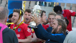 Inter vann cupen i maj – men i ligan gick det motigare. FC Inter firar cupguld.