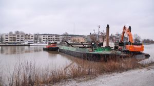 Muddrarna har använt sig av bland annat en muddringsflotte, en bogserbåt, en pråm och en grävskopa. Muddring på västra åstranden i borgå
