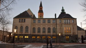 Kristian Ekholm och Ghiju Díaz de Léon i Nationalmuseets park där verket kommer att visas. Kristian Ekholm och Ghiju Díaz de Léon står vid Nationalmuseet och tittar på fasaden.