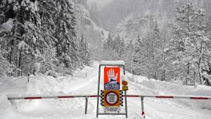 En avspärrad väg i österrikiska Obertauern. Avspärrad väg på grund av lavinfara.