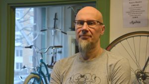 För cykelförsäljaren Ari Sinkkonen har coronavirusepidemin påverkat handeln negativt. Ari Sinkkonen i cykelaffären.