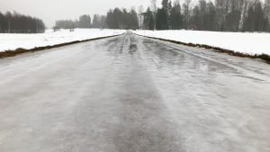 Halkbana eller väg? Så här halt är det på en del mindre vägar i regionen just nu. Isig byväg.