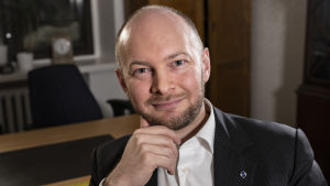 Reformen stannade 2018 på kulturminister Sampo Terhos (Blå framtid) bord. Terho försvarade Tammerfors arbetarteater som genom reformen hade gått miste om betydande intäkter. Sinisen tulevaisuuden puheenjohtaja Sampo Terho
