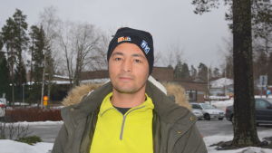 Reza Norouzi var en av dem som tyckte det är självklart att gå och rösta i folkomröstningen. Ung man utanför ämbetshuset i Korsholm.
