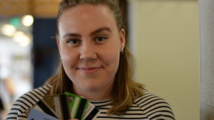 Lotta Rönnblad blir snart färdig från Arcada, men överväger fortsatta studier. Då kommer hon att gå vidare och bredda nuvarande undersökning. En ung kvinna håller betalkort i handen, lite som man hålelr i spelkort.