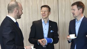 Idrottsminister Sampo Terho (tv) beställde utredningen som utfördes av Janne Leskinen (th). Olympiska kommitténs vd Mikko Salonen i mitten. Idrottsminister Sampo Terho (tv) beställde utredningen som utfördes av Janne Leskinen (th). Olympiska kommitténs vd Mikko Salonen i mitten.