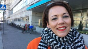 Pia Sundell, verksamhetsledare vid Barnavårdsföreningen. medelålders kvinna är ute och ler mot kameran