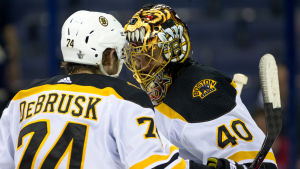 Rask valdes till matchens lirare. Tuukka Rask kramar om Jake DeBrusk