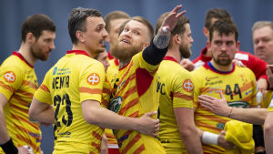 Teemu tamminen firar ett mål under den första handbollsfinalen våren 2019.