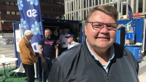 Peter Lundgren säger att folk har tröttnat på att bli toppstyrda från Bryssel och att det är därför de högerpopulistiska partierna väntas ha så god framgång i EU-valet. Peter Lundgren framför Sverigedemokraternas valstuga.