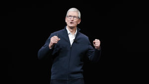 Applen toimitusjohtaja Tim Cook tiedotustilaisuudessa.