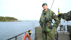 Brigadkommendör Arvi Tavaila, Nylands brigad militär man på däcket till en båt till havs