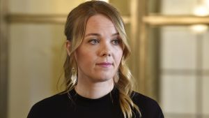 Näringsminister Katri Kulmuni (C) har inte införandet av flygskatt på EU-nivå på agendan. Katri Kulmuni.