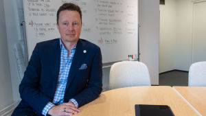 Vd:n Marko Nurmela har tidigare jobbat med globala konsumentfrågor hos Nokia och Samsung. Marko Nurmela i ett mötesrum framför en whiteboard.