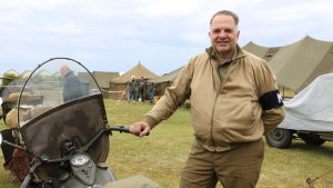 Thierry Debauve har rustat upp en motorcykel från 1943. Thierry Debauve med sin krigstida motorcykel