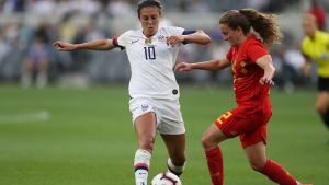 Carli Lloyd kämpar om bollen