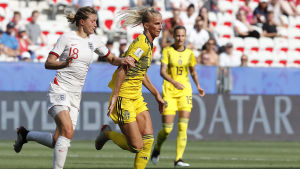 Sofia Jakobsson gjorde Sveriges andra mål. Soifa Jakobsson kämpar om bollen.