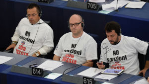 Legas ledamöter protesterar mot sanktioner mot Ryssland i Europaparlamentet år 2014. Partiledaren Matteo Salvini längst till höger. Legas ledamöter protesterar mot sanktioner mot Ryssland i Europaparlamentet år 2014. Partiledaren Matteo Salvini längst til höger.