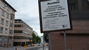 Vägarbetet på Trädgårdsgatan borde ha blivit färdigt i november. En skylt vid ett vägarbete som informerar om vem som utför arbetet och att det borde ha varit färdigt i november 2018.