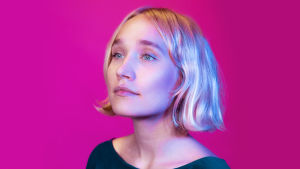 Karina-yhtye lähti liikkeelle Karin Mäkirannan kappaleista. Vaaleahiuksinen nainen seisoo pinkin seinän edessä katsoen kohtalokkaasti vasempaan ohi kameran. Hiukset ovat polkkamittaiset ja päällä on vihreä paita. Kuva rajattu hartioista alaspäin.