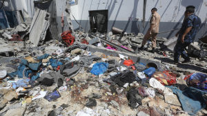 Interneringslägret Tajoura bombades i en flygräd. Över 60 personer dödades i attacken. Blodiga kläder utströdda vid flyktingförvaret Tajoura i Tripoli efter att platsen bombades.