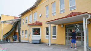 Johan Öhberg är rektor för Eklöfska skolan som ligger i Tolkis. man i blå tröja och shorts går in i skola