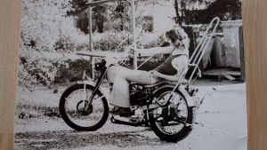 Ben Furman har alltid varit en rebell inom psykiatrin. Svartvit bild av Ben Furman som ligger på en motorcykel.