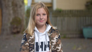 Emma Møller spelar både målvakt och vänster kant. Hon hoppas på flera målvaktsträningar och en framtid i EIF:s damlag. Blond flicka.