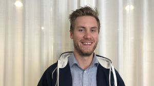 Lucas Mattsson använde idrotten som ursäkt när någon undrade varför han inte drack. en man som ler i blå skjorta och svart munkjacka