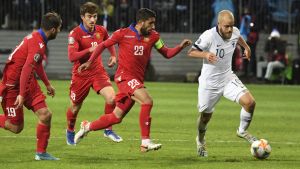 Teemu Pukki går från klarhet till klarhet. Teemu Pukki med bollen jagas av tre rödklädda fotbollsspelare.