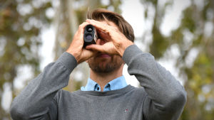 Oskar Osala tittar in i framtiden – ser han ett jobb inom golfen? Oskar Osala mäter avståndet till ett hål.