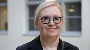 Ulla-Maija Heikkilä säger att rädsla för inbrottstjuvar kan vara ett godtagbart säkerhetsskäl att strykas från listan över höginkomsttagare. En medelålders dam med ljust hår och glasögon.