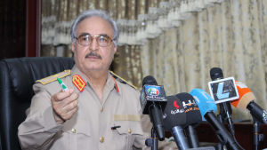 Krigsherren Khalifa Haftar General Khalifa Haftar som en gång tjänstgjorde under ekt-diktatorn Muammar Ghadaffi vill blir Libyens armékommendör