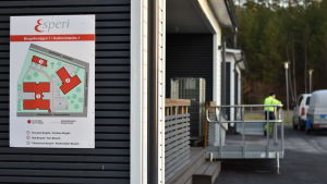 Nya Hagahemmet har också fått kritik för att det inte finns förråd där man kunde förvara till exemepel större partier med blöjor. En man i gul väst utanför en vit byggnad där det står Esperi.