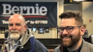 Historieläraren Bill Conners (till vänster) tillsammans med en kollega i Manchester, New Hampshire. Bernie Sanders-supportern Bill Conners (vill vänster) med sin kollega på kampanjjippo i New Hampshire.