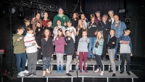 Raseborgs sommarteater hann med en repetition i februari innan det inte längre gick att samlas på grund av coronarisken. Men produktionen rullar fortfarande på. Ensemblen på Raseborgs sommarteater 2020.