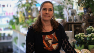 Monica Johanssons favoritväxt är Kalanchoe bracteata som också kallas för silver teaspoons. En kvinna i en blombutik