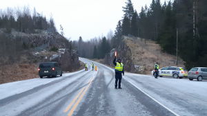 Här ska man stanna så polisen kan kolla om man har en bra orsak att åka vidare till Nyland. En polis stoppar en bilist på gränsen mellan Nyland och Egentliga Finland på Svartåvägen.