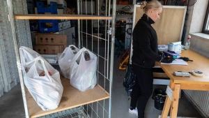 Ring först och boka tid för att undvika köer är Samarias råd åt alla som behöver mathjälp. Matvaror som delas ut.