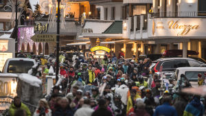 Den populära österrikiska skidorten Ischgl blev ökänd som smittokälla i Europa. Gata i Ischgl packad med folk.