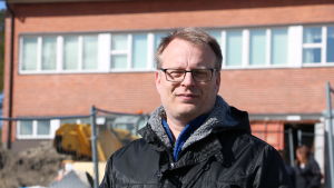 Ingen risk att någon i misstag tar in sig på byggområdet, säger rektorn Staffan Holmberg. En man med kort hår och glasögon. I bakgrunden syns en röd tegelbyggnad.