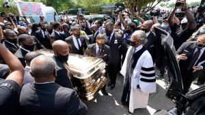Baptispastorn Al Sharpton iklädd sin vita prästkappa vid George Floyds kista. Baptistpastorn och medborgarrättsaktivisten Al Sharpton i sin prästkappa vid George Floyds kista.