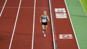 Therese Johaug fick sololöpa. Therese Johaug i farten på 10 000 meter.