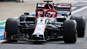 Kimi Räikkönens framvinge gick sönder i slutet av loppet. Kimi Räikkönen kör med trasig framvinge.