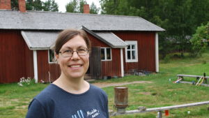 Till parkmästaren Anne Halla-Ahos uppgifter hör bland annat att upprätthålla vandringslederna och guida på Korteniemi kulturgård. Anne Halla-Aho
